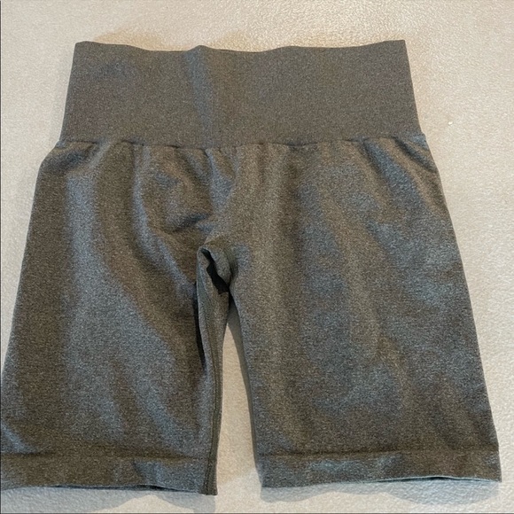 Nvgtn Khaki size small Contour Seamless Shorts- barely worn - Picture 2 of 3